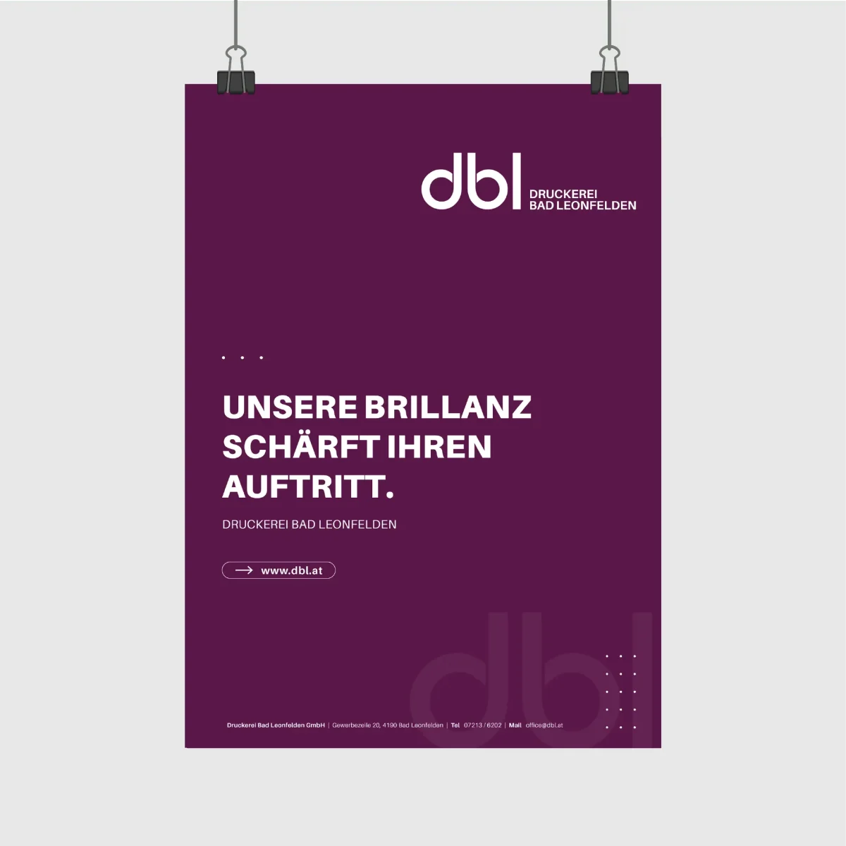 Plakat mit der Aufschrift Unsere Brillanz schärft Ihren Auftritt. Druckerei Bad Leonfelden und www.dbl.at