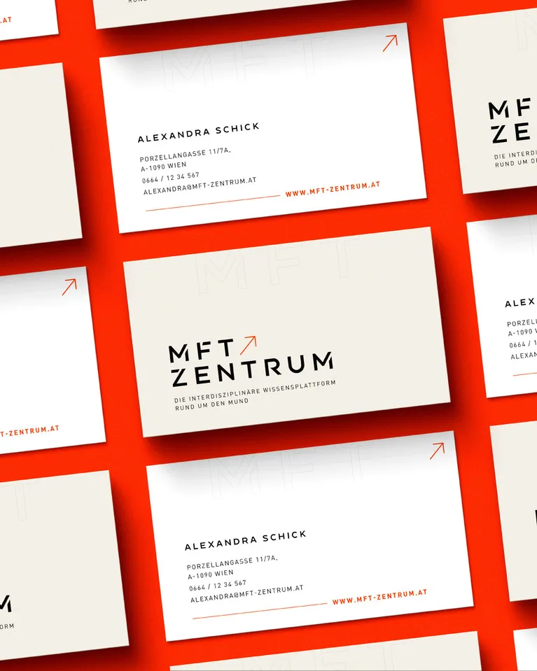 Ein Satz Visitenkarten auf rotem Hintergrund mit dem Namen „MFT Zentrum“, Kontaktdaten und einem minimalistischen, modernen Design mit schwarzem und orangefarbenem Text auf weißem Hintergrund.