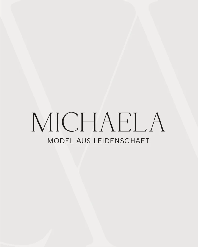 Der Text „MICHAELA MODEL AUS LEIDENSCHAFT“ in schwarzer Schrift ist auf einem hellgrauen Hintergrund mit dezenten, großflächigen Buchstabenformen zentriert.