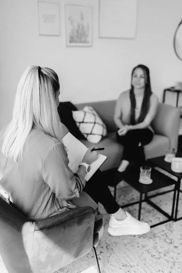 Zwei Frauen in einem Gespräch, eine macht Notizen, für Branding für Gründer:innen